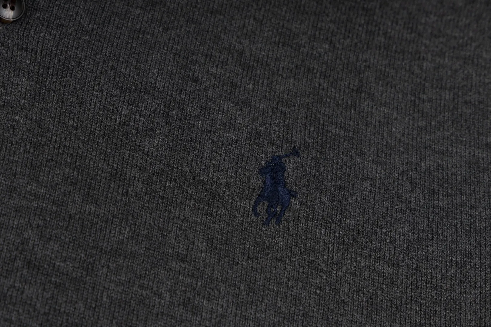 P206 Style number: R07 Ralph Lauren knitted pony embroidered lapel polo shirt three-button pullover open chest long-sleeved sweater. Official website synchronized. Same style for men and women. Classic cotton yarn. 100% white cotton. High-quality goods. Classic style has always been very popular! The workmanship details are very good! The simple lapel polo pullover sweater is always the standard, with classic brand embroidery on the chest! All major stars have the same style! Best for couples. High quality goods! Xinjiang cotton micro-elastic and smooth fabric is of great quality. Pure cotton is soft and skin-friendly. Color #White Blue Gray Dark Gray Khaki Military Green Navy White Label Navy Blue Red Label Black Red Label Black White Label Pink Size#S M L